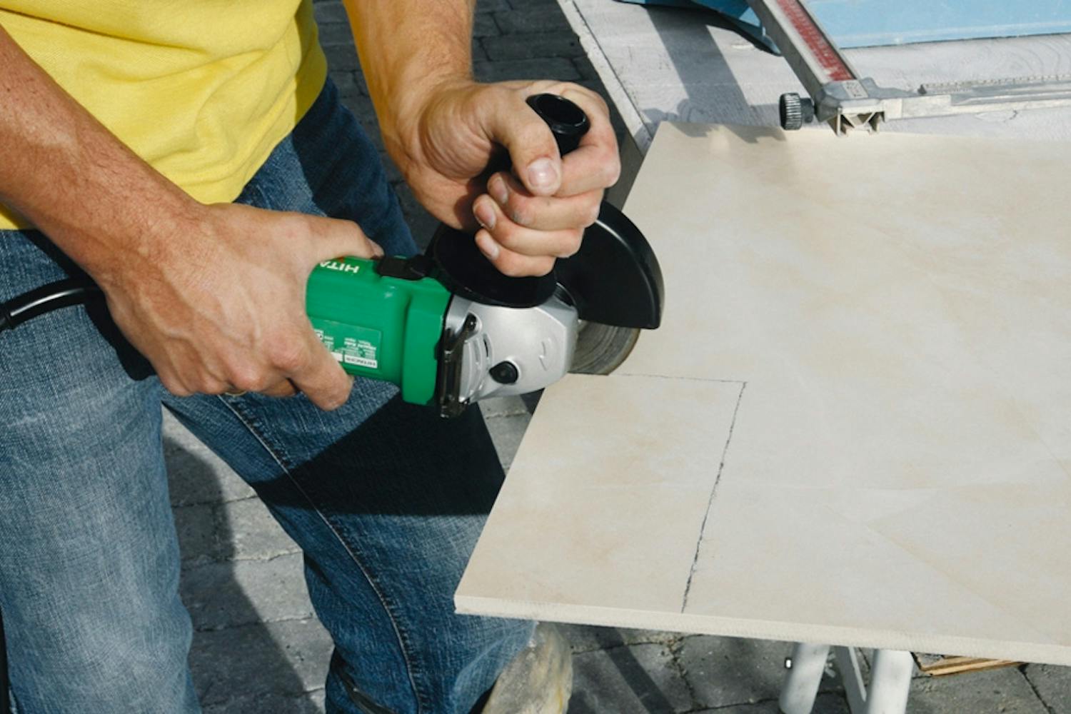 Store, hardtbrente fliser krever en diamantskive på vinkelsliperen. Alternativt kan en vannsag gjøre jobben. Store, hardtbrente fliser krever en diamantskive på vinkelsliperen. Alternativt kan en vannsag gjøre jobben.